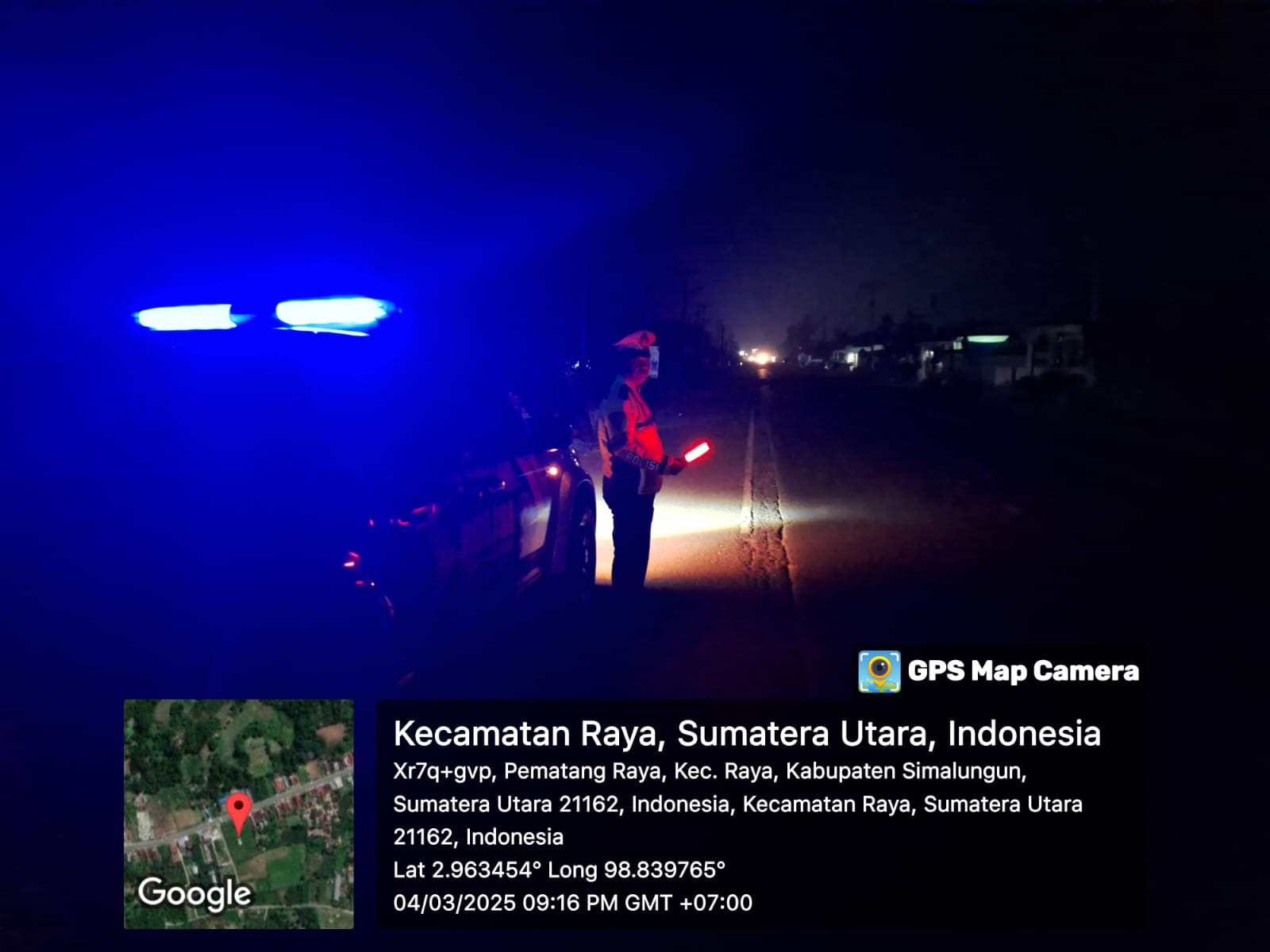 Foto: Aiptu Dermawan Purba Sedang melakukan patroli di malam hari.