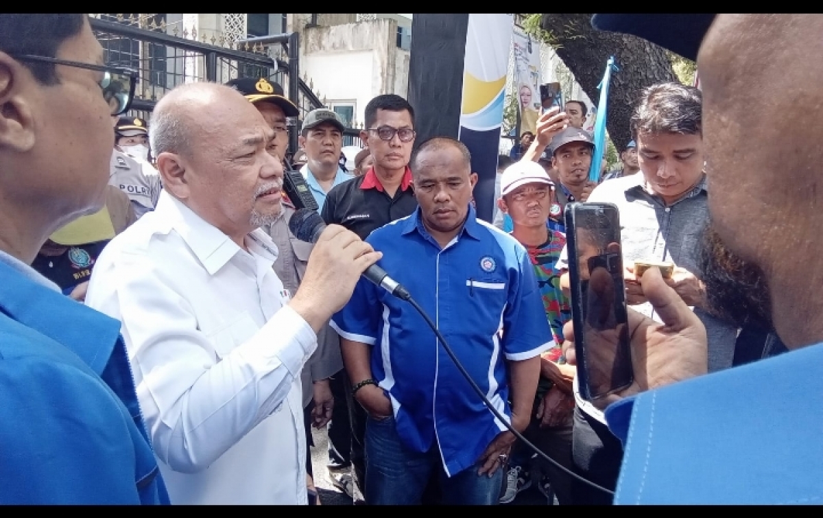 Foto : Sejumlah Aliansi Buruh di Sumut Gelar Aksi di Depan Gedung DPRD Medan, pada Kamis 17 April 20265.