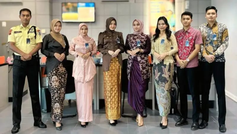 Foto :   Sambut Hari Kartini Karyawan BRI Binjai tampil beda, Para Karyawati mengenakan pakaian Kebaya dan pria Baju Batik.(Doc/BRI Binjai)