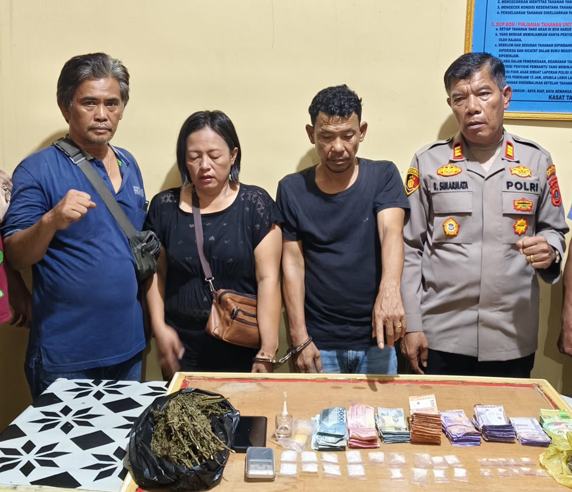 Foto: Kapalsek Bangun AKP Radiman Simarmata dan Kanit Intelkam Ipda P. Silalahi menghapit kedua tersangka Narkoba. 