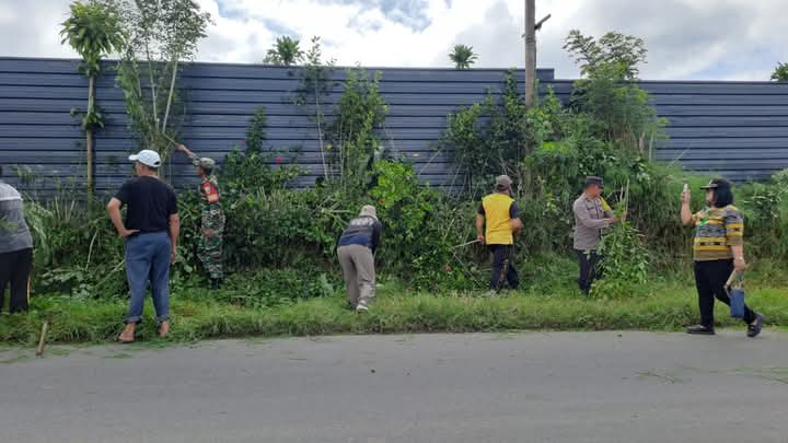 Foto :   Personel Polsek Barusjahe turun kelapangan ikut melakukan kegiatan gotong royong membersihkan lingkungan di Desa Persadanta, Kecamatan Barusjahe, Kabupaten Karo, ini dilakukan untuk menggerakkan semangat kebersamaan dalam mendukung program Pemerintah Kabupaten Karo, pada Jumat (25/4/2025) dimulai pukul 09.00 WIB.