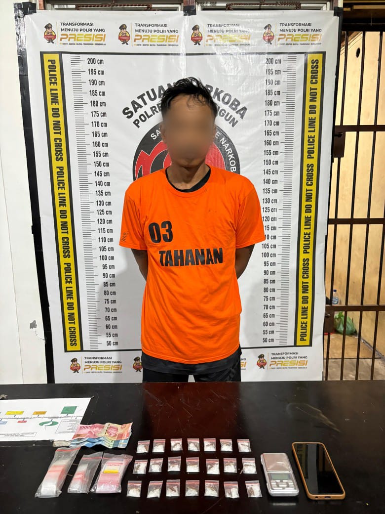 Foto : tersangka dan sejumlah barang bukti. 