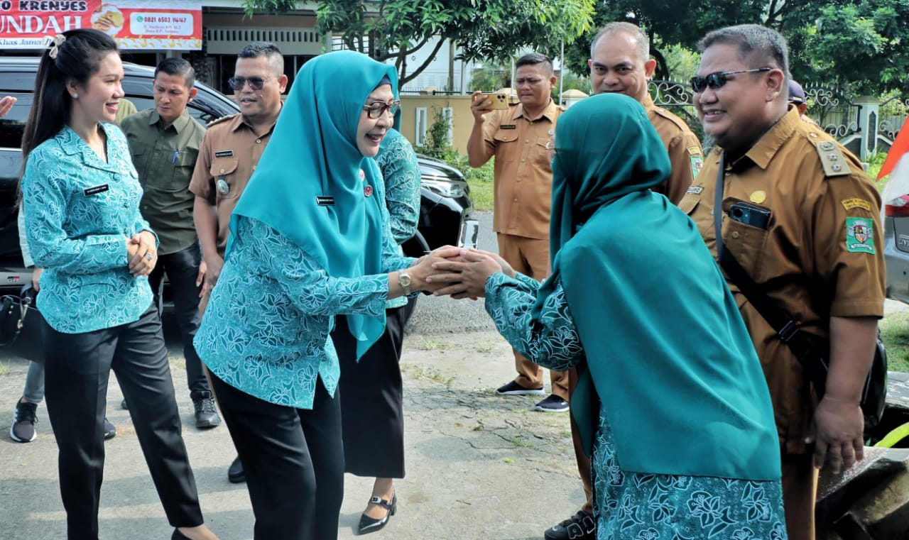 Foto : Ketua TP PKK Kabupaten Simalungun, Ny. Darmawati Anton Achmad Saragih didampingi Ny. Rospita Benny Gusman Sinaga bersama pengurus TP PKK Kabupaten Simalungun dan instansi terkait, melakukan pembinaan terhadap 10 Nagori (Desa) Percontohan. 