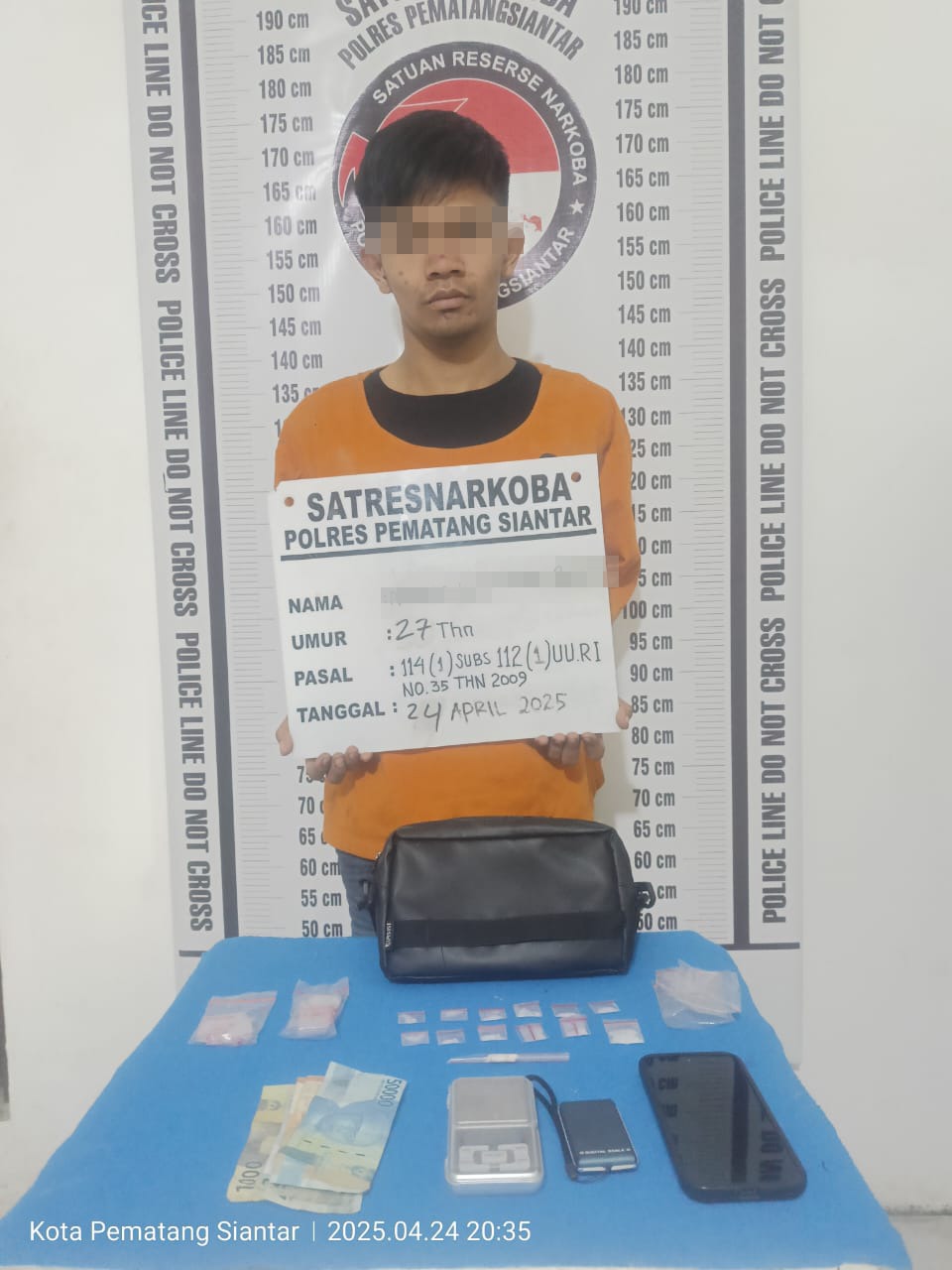 Foto : barang bukti berupa 1 buah tas sandang warna hitam berisi 12 paket narkotika jenis sabu berat bruto 3,95 gram, 2 unit timbangan digital, 2 bungkus plastik klip kosong dan 1 buah sendok terbuat dari pipet plastik.