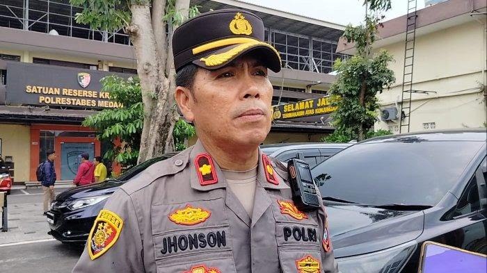 Foto : Kapolsek Medan Tembung, Kompol Jhonson M Sitompul menjelaskan kepada awak media, bahwa keduanya membuat laporan ke Polisi yang berbeda. Selasa (29/4/2025)