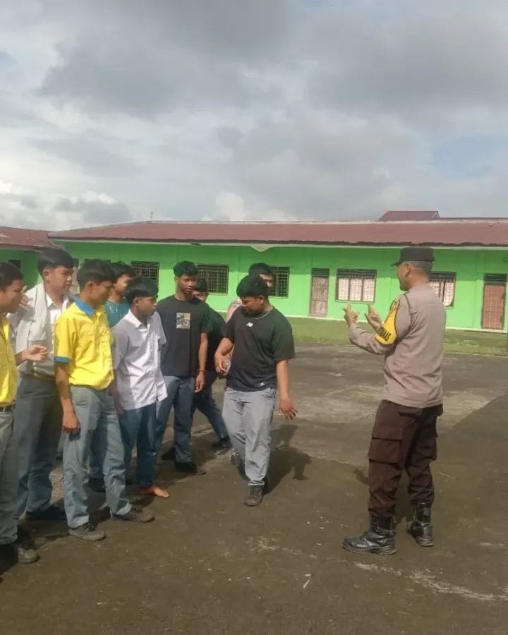 Foto : Bhabinkamtibmas Polsek Kabanjahe, Aiptu Indranawan Brahmana, melaksanakan kegiatan sambang dan patroli ke Yayasan SMA Swasta Imanuel Kabanjahe, Rabu (30/4/2025)