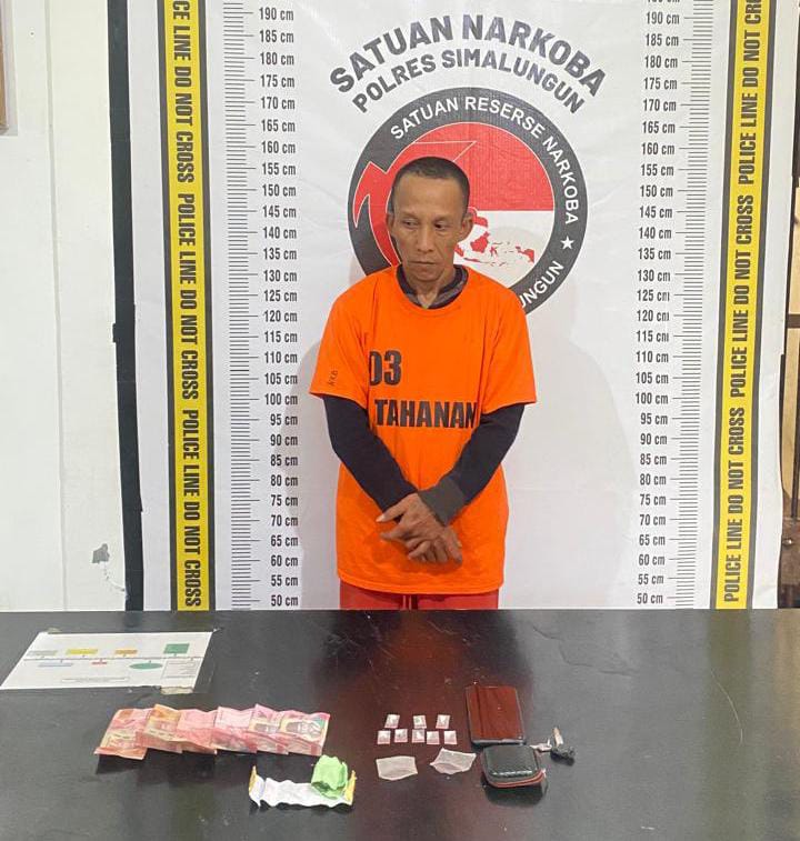 Foto : Tersangka AS (41) Beserta Barang Bukti 5 Paket kecil Narkoba. 