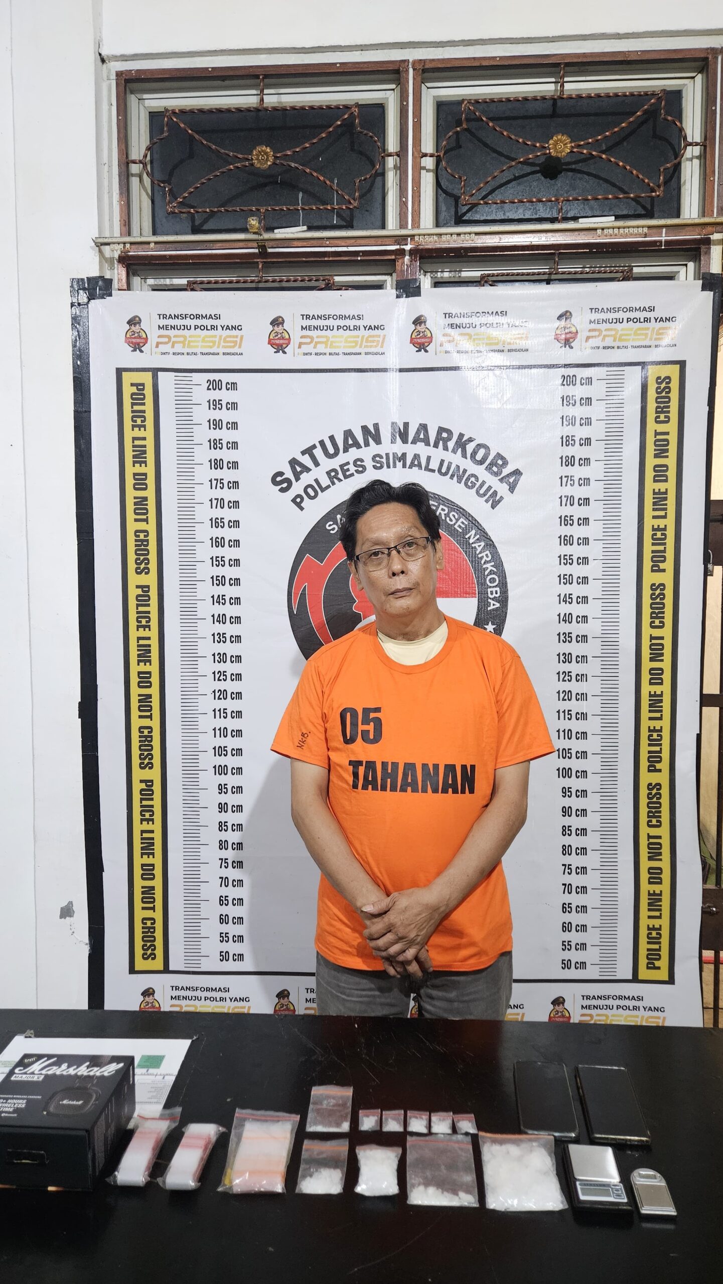 Foto : Tersangka Anton, warga warga huta purwosari kecamatan Dolok batu Manggar dan sejumlah barang bukti. 