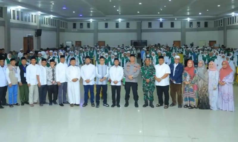 Foto : Calon haji dari Kabupaten Labuhan Batu Utara (Labura) sebanyak 197 jemaah tahun 2025, dari Labura telah diberangkatkan dari Aula Ahmad Dewi Syukur, Kantor Bupati Labura, pada Sabtu (3/5/2025) malam.