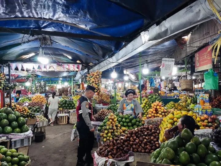 Foto : Sat Samapta Polres Tanah Karo, terlihat memasuki kawasan pasar buah Berastagi, untuk Menjaga Kamtibmas agar tetap aman dan nyaman bagi pengunjung.