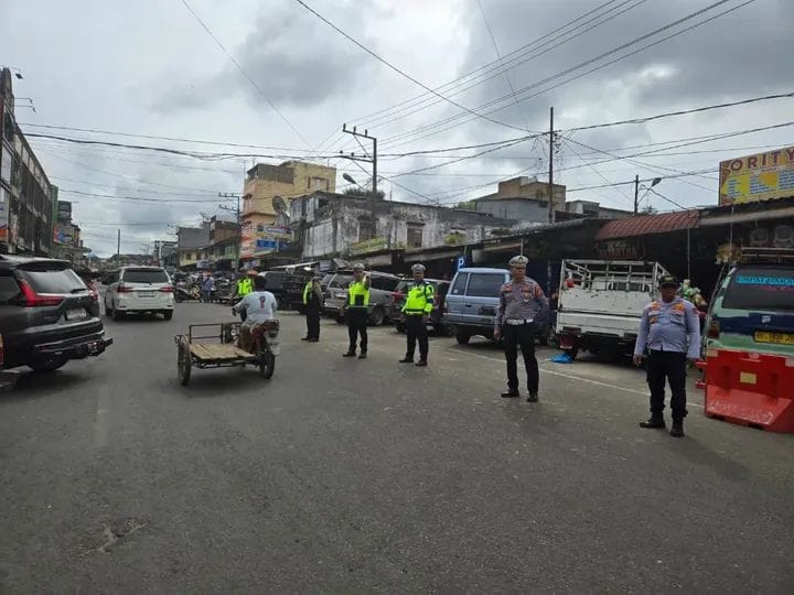Foto : Petugas gabungan lakukan penertiban arus lalu lintas di kawasan pusat pasar kabanjahe, semuanya berjalan aman tertib dan lancar.