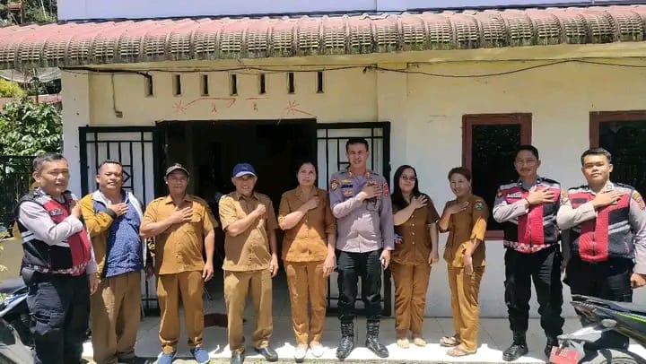 Foto : Kasat Samapta Polres Tanah Karo, AKP Jonni H. Damanik, SH, MH, didampingi KBO Sat Samapta Ipda B. Siregar, Kanit Patroli Aiptu Antoni, serta personel Satsamapta lainnya. Melakukan pendekatan dialogis dengan pemerintah desa guna merespons keresahan warga tentang aksi balap liar yang terjadi setiap hari Minggu.