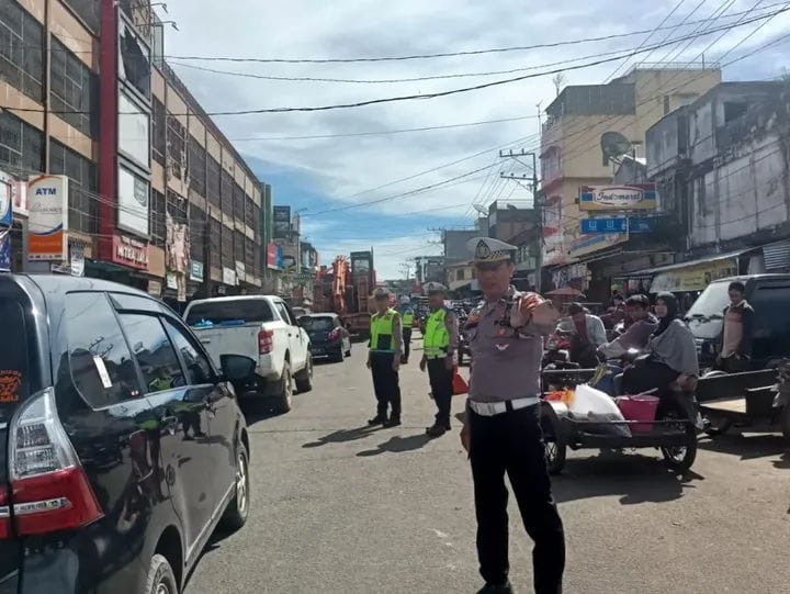 Foto : Satuan Lalu Lintas (Satlantas) Polres Tanah Karo melaksanakan kegiatan pengamanan dan penertiban di Pusat Pasar Kabanjahe, Jalan Kapten Bangsi Sembiring, pada Rabu (7/5/2025).