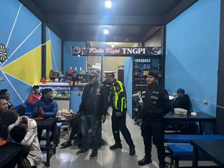 Foto : Personel gabungan Polres Tanah Karo kembali melakukan Patroli Stasioner, untuk menciptakan situasi keamanan dan ketertiban masyarakat (Kamtibmas) yang kondusif, pada Senin (12/05/2025) dini hari.