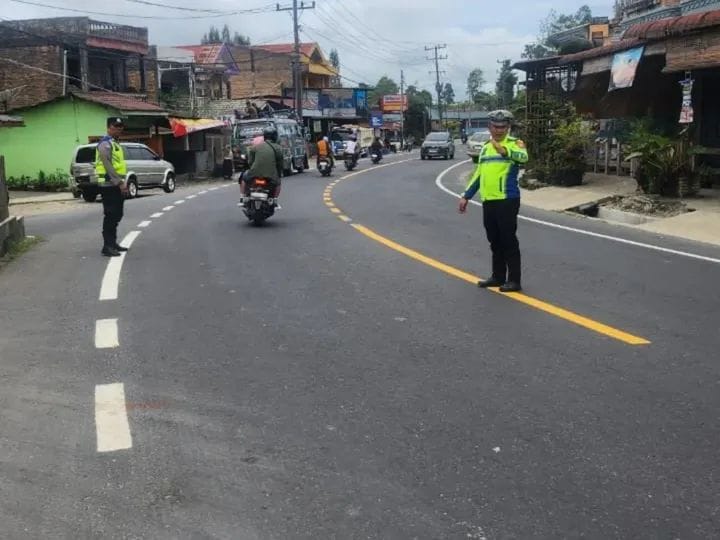 Foto : Personel Polantas Polres Tanah Karo melaksanakan pengaturan dan Pengamanan lalu lintas di jalur Medan–Berastagi, untuk mengantisipasi lonjakan arus balik pasca libur panjang, pada Selasa (13/5/2025).