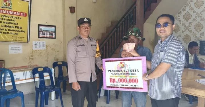 Foto : Bhabinkamtibmas Polsek Tigapanah Hadiri penyaluran BLT- DD Tahap I periode Januari -Februari yang dilaksanakan pada Kamis (15/5/2025) di Kantor Kepala Desa Tigapanah, Kecamatan Tigapanah, Kabupaten Karo.