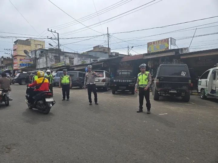 Foto : Satlantas Polres Tanah Karo Lakukan Pengamanan dan penertiban di kawasan pusat Pasar Kabanjahe, Jalan Kapten Bangsi Sembiring, pada Sabtu 7 Mei 2025, dimulai pukul 09.30 WIB. 