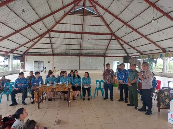 Foto : Polsek Tigapanah dukung kegiatan Posyandu, untuk meningkatkan kesadaran masyarakat akan pentingnya layanan kesehatan dasa, yang digelar di Jambur Desa Kubu Colia, Kecamatan Dolat Rayat, Kabupaten Karo, pada Selasa (20/5/2025).