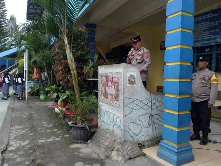 Foto : Polsek Berastagi melaksanakan kegiatan pembinaan dan penyuluhan kamtibmas kepada para pelajar di Sekolah Yayasan Masehi, Kelurahan Gundaling I, Kecamatan Berastagi, Kabupaten Karo, Senin (26/5/2025)