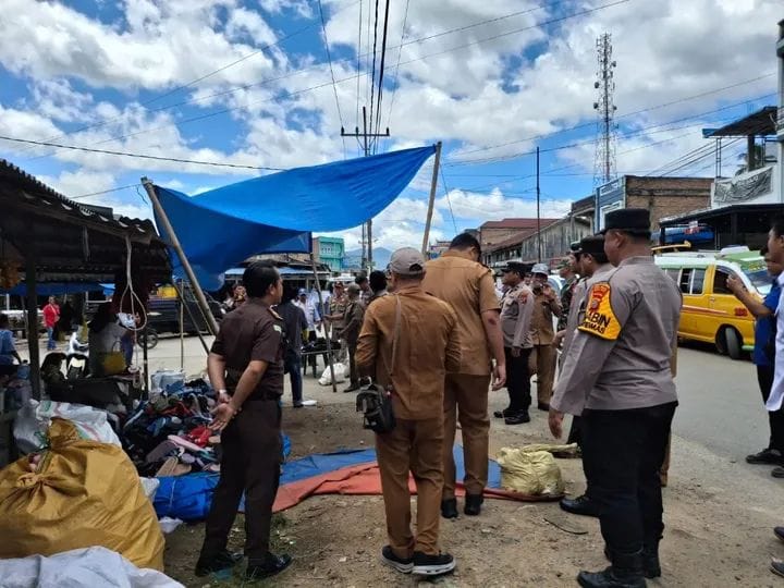 Foto : Dinas Perindustrian dan Perdagangan (Disperindag) Kabupaten Karo, bersama Satpol PP Karo, Dinas Perhubungan, personel Koramil Tigabinanga, serta Kejaksaan Cabang Tigabinanga. Dan Polsek Tigabinanga, Saat berada di pajak buah, pada Selasa 27 Mei 2025.