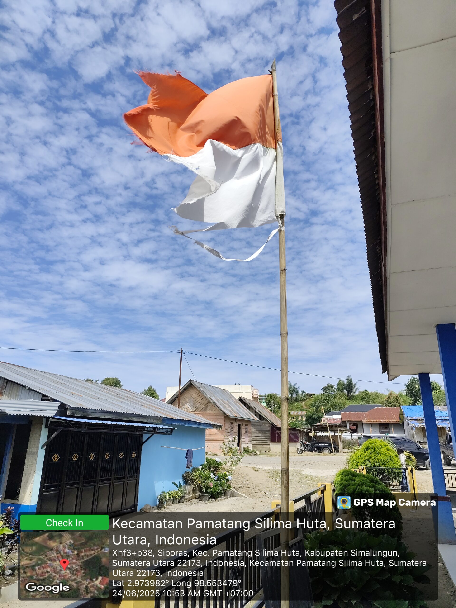 Foto : Tampak Bendera merah Putih berkibar koyak dan kusam di Kantor pangulu Naga Bosar. 