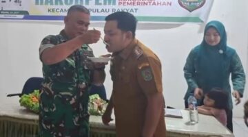 Danramil 16 Pulau Rakyat Memberikan Kejutan Selamat Hari Ulang Tahun Ke 35 Bapak Camat Pulau Rakyat 