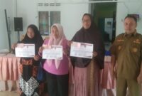 Foto : Kades Rahuning Mahyunan Panjaitan Menyerahkan BLT-DD Tahap II Tahun 2025