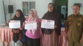 Foto : Kades Rahuning Mahyunan Panjaitan Menyerahkan BLT-DD Tahap II Tahun 2025