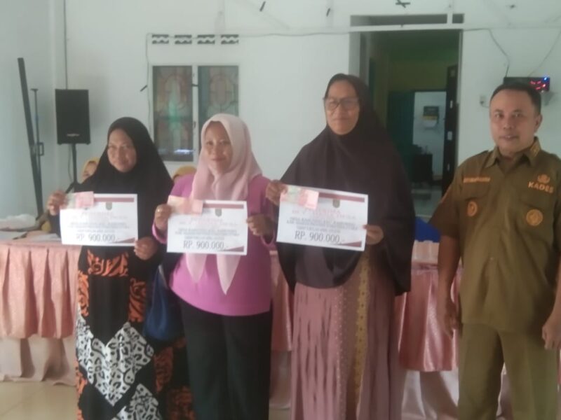 Foto : Kades Rahuning Mahyunan Panjaitan Menyerahkan BLT-DD Tahap II Tahun 2025