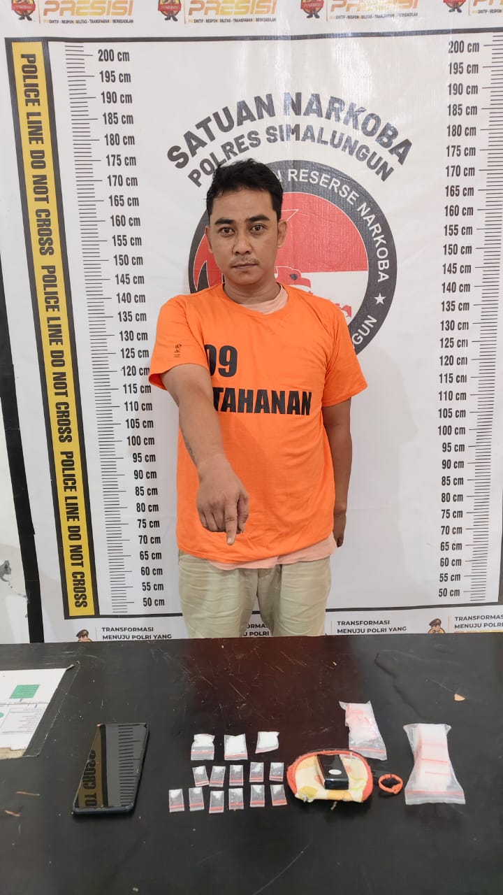 Foto : pelaku Andi Agus Siregar (36 tahun) Dan barang bukti. 