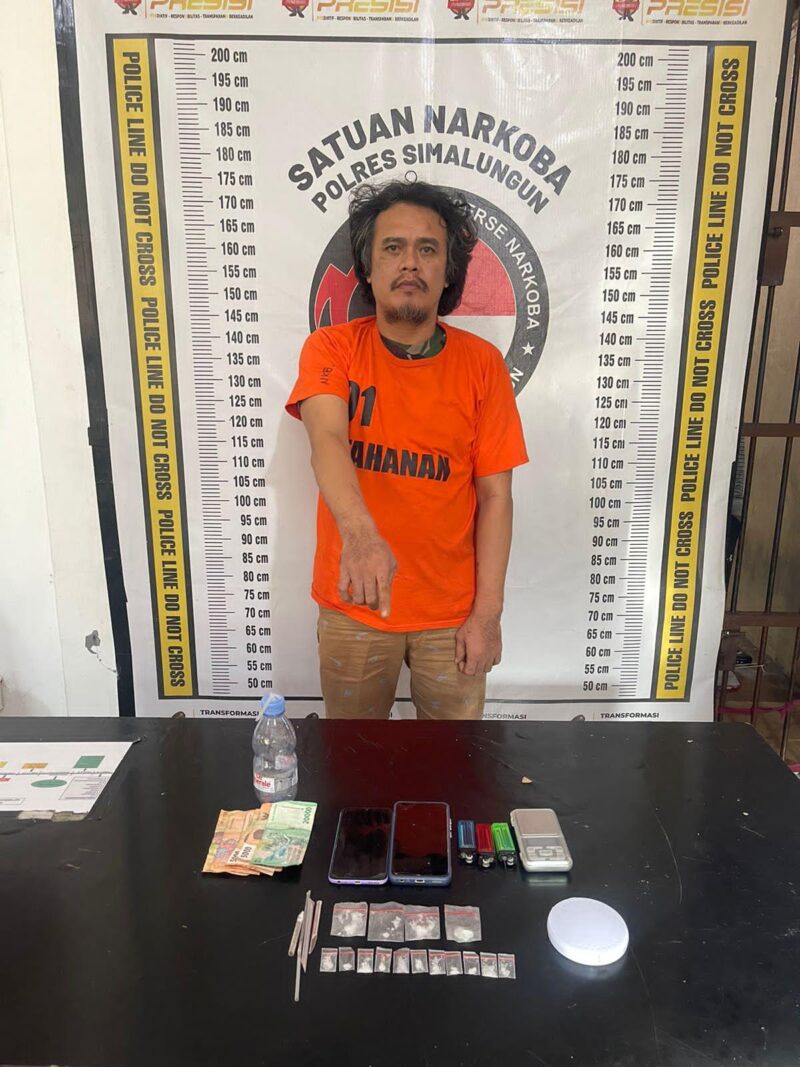 Foto : Tersangka Bonar Napitupulu dan sejumlah Barang Bukti sabu seberat 5,23 gram. 