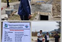 Foto : Terlihat Pangulu Pariksabungan  Mandan Sidabalok sedang memantau pengerjaan parit pasangan. 