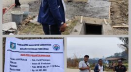Foto : Terlihat Pangulu Pariksabungan  Mandan Sidabalok sedang memantau pengerjaan parit pasangan. 