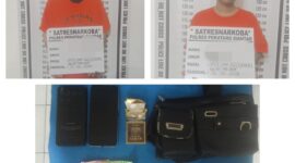 Foto : Kedua tersangka dan sejumlah barang bukti yang di amankan. 