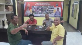 Foto : Temu Ramah Kapolsek Tiga Lingga Iptu Parlindungan Lumban Toruan, Jamu Wartawan Dan LSM Dengan Penuh Kehangatan 