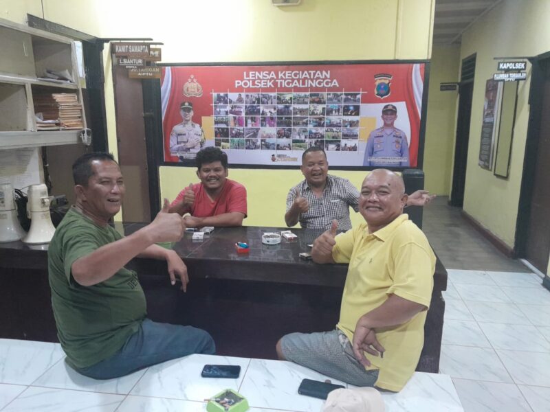 Foto : Temu Ramah Kapolsek Tiga Lingga Iptu Parlindungan Lumban Toruan, Jamu Wartawan Dan LSM Dengan Penuh Kehangatan 