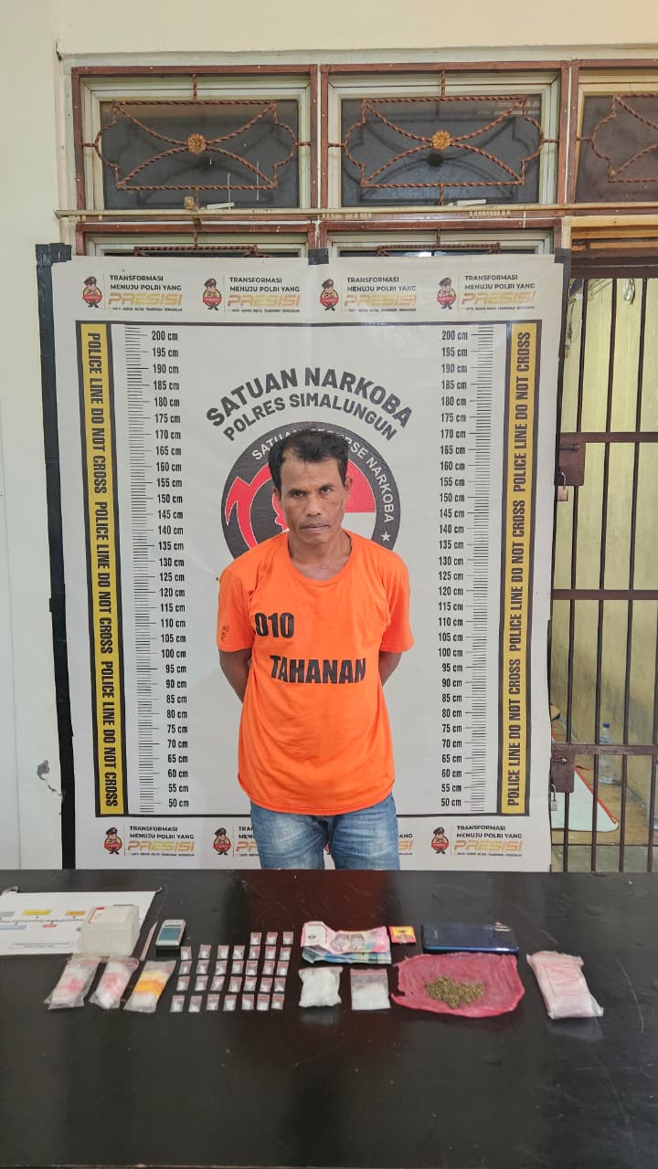 Foto : Tersangka dan sejumlah barang bukti