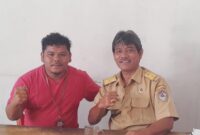 Foto : Sebelah kiri Parlin Tamba dari team investigasi liputanmetrosumut, 
Sebelah kanan ketua APDESI Kabupaten Toba Andi Siahaan 