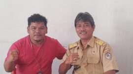 Foto : Sebelah kiri Parlin Tamba dari team investigasi liputanmetrosumut, 
Sebelah kanan ketua APDESI Kabupaten Toba Andi Siahaan 