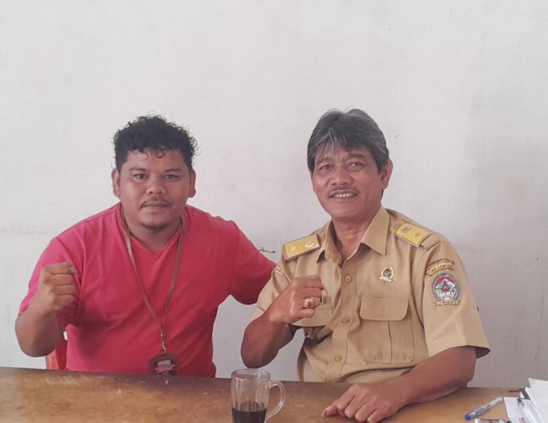 Foto : Sebelah kiri Parlin Tamba dari team investigasi liputanmetrosumut, 
Sebelah kanan ketua APDESI Kabupaten Toba Andi Siahaan 