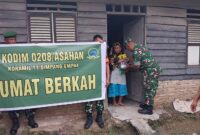 Foto : Danramil 11/Simpang Empat Memberikan Sembako Kepada Ibu Lansia.