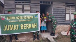 Foto : Danramil 11/Simpang Empat Memberikan Sembako Kepada Ibu Lansia.