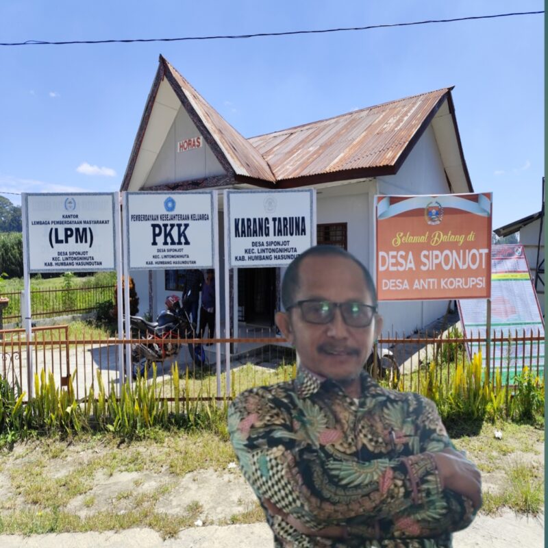 Foto : Kantor Kepala Desa Siponjot Kecamatan lintongnihuta Dan Foto Kepala Desa Siponjot Deka Seply Silaban ST. 