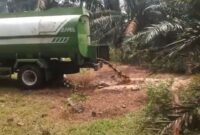 Foto : Mobil Tangki Membuang Limbah Sembarangan Di Areal Lingkungan Masyarakat