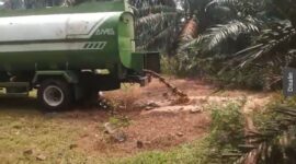 Foto : Mobil Tangki Membuang Limbah Sembarangan Di Areal Lingkungan Masyarakat