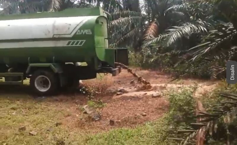 Foto : Mobil Tangki Membuang Limbah Sembarangan Di Areal Lingkungan Masyarakat
