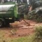 Foto : Mobil Tangki Membuang Limbah Sembarangan Di Areal Lingkungan Masyarakat