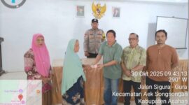 Foto : Kepala Desa Aek Songsongan Ir. Edi Syahputra Marpaung Menyerahkan Secara Simbolis Memberikan Bantuan Langsung Tunai Dana Desa (BLT-DD) Tahap IV, Sebanyak Keluarga Penerima Manfaat 40 Masyarakat (KPM),