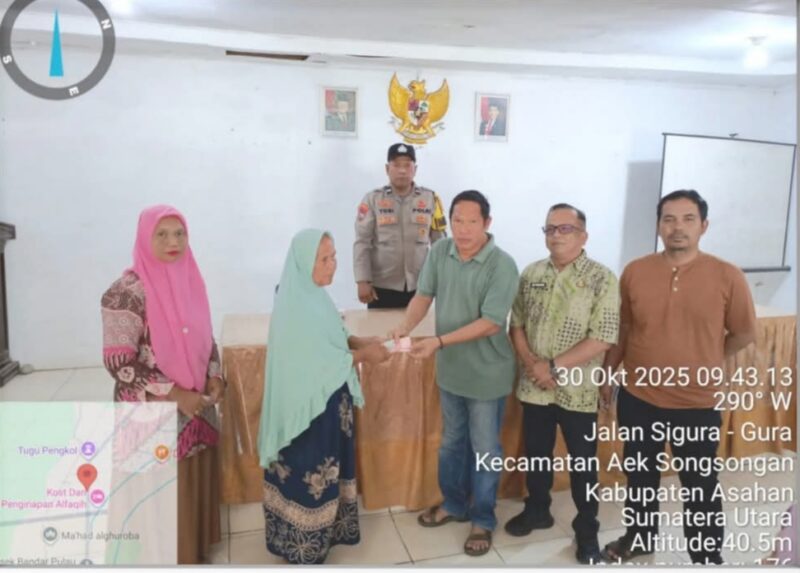 Foto : Kepala Desa Aek Songsongan Ir. Edi Syahputra Marpaung Menyerahkan Secara Simbolis Memberikan Bantuan Langsung Tunai Dana Desa (BLT-DD) Tahap IV, Sebanyak Keluarga Penerima Manfaat 40 Masyarakat (KPM),