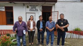 Foto : tampak tengah kepala desa parmonangan Wajudin Hutajulu, sebelah kanan Aktitifis LP PNRI Robert Simanjuntak SH, sebelah kanan paling ujung Pimpinan Media Liputan Metro Sumut. 
Tampak sebelah kiri Bendahara desa Parmonangan Kristin. F Manalu dan sebelah kiri paling ujung CEO Classio TV Petrus Gultom SP. 